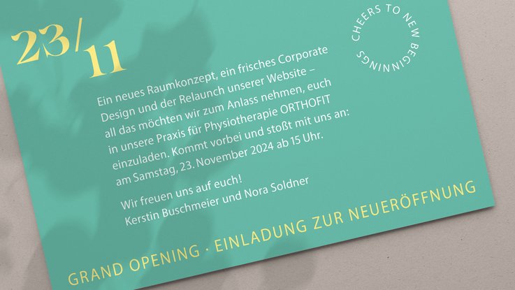 VISUELL Kommunikationsdesign: Corporate Design und Internetseite für die Praxis ORTHOFIT Stuttgart VISUELL Kommunikationsdesign: Corporate Design: Eine Einladungskarte zur Neueröffnung der Praxis für Physiotherapie, türkisfarbener Hintergrund mit weißer Schrift, typografische Schmuckelemente in gelb.