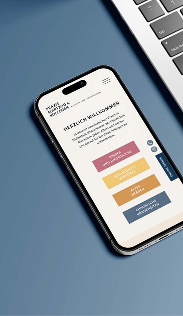 VISUELL Kommunikationsdesign: Corporate Design: Startseite der Internetseite in der mobilen Ansicht mit vier bunten Kacheln zur Navigation der Themenbereiche