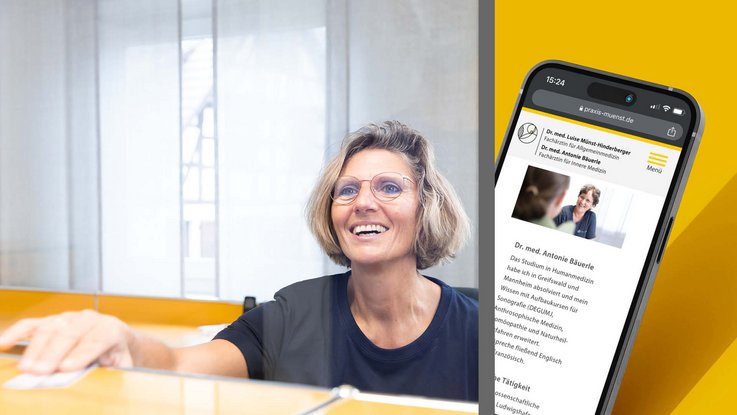VISUELL Kommunikationsdesign: Corporate Design: im linken Bild sitzt eine Frau lächelnd am Empfang und reicht ein Kärtchen über den Tresen hinweg, das rechte Bild zeigt die Website auf einem mobilen Endgerät