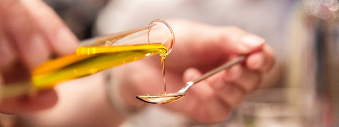 VISUELL Blogbeitrag: Das Event unterm Dach mit dem Thema „Taste the best“ – das Olivenöl-tasting. VISUELL Blogbeitrag: Event unterm Dach– das Olivenöl-tasting: Olivenöl wird auf einen Löffel geleert
