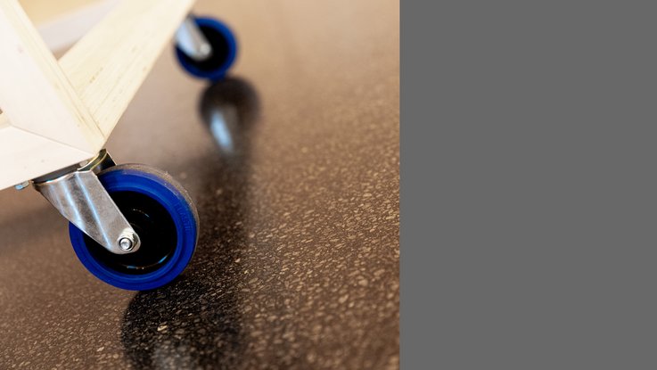 VISUELL Szenografie: Jubiläumsausstellung: Detailaufnahme der blauen Rollen am Rollmöbel