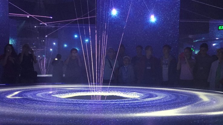 VISUELL Blogbeitrag: Weiterbildung in Astana zur EXPO: Eine Lichtinstallation in der 100 Meter hohen Kugel aus Glas auf dem EXPO-Gelände