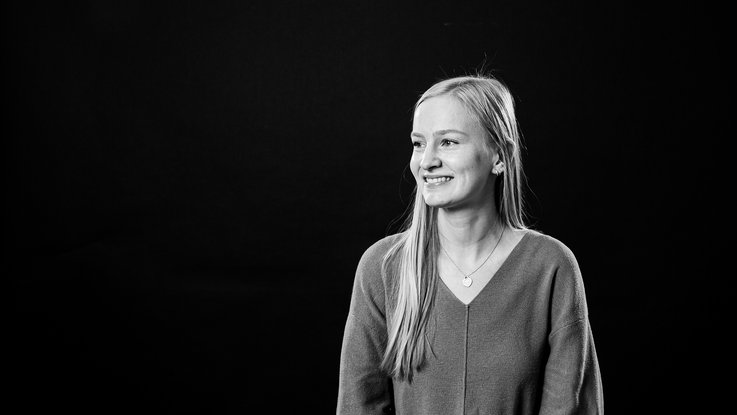 VISUELL Blogbeitrag: Pflanzenfotografie: Portrait Marie von VISUELL auf schwarzem Hintergrund