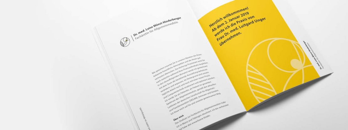 VISUELL Kommunikationsdesign: Corporate Design: Doppelseite aus einer Broschüre über die Praxis mit Textseite links und großer gelber Seite mit Grafikelement und Schrift rechts