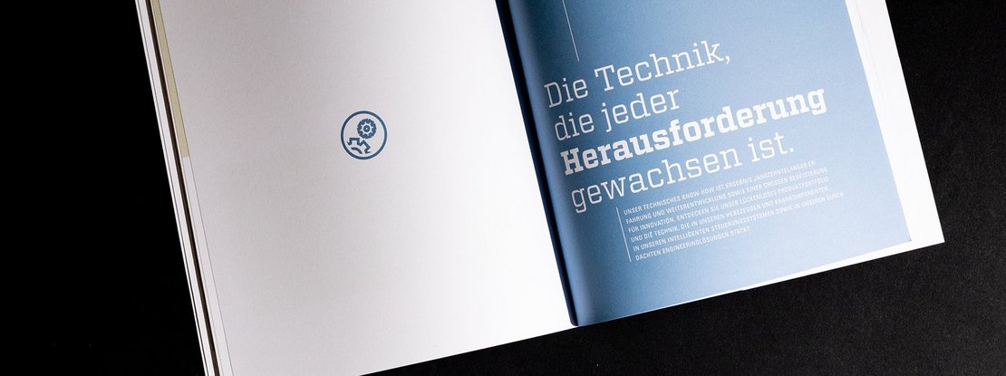 VISUELL Kommunikationsdesign: Editorial Design inMotion: Innenseite hellblau mit weißer Schrift - Aufschrift: Die Technik, die jeder Herausforderung gewachsen ist.