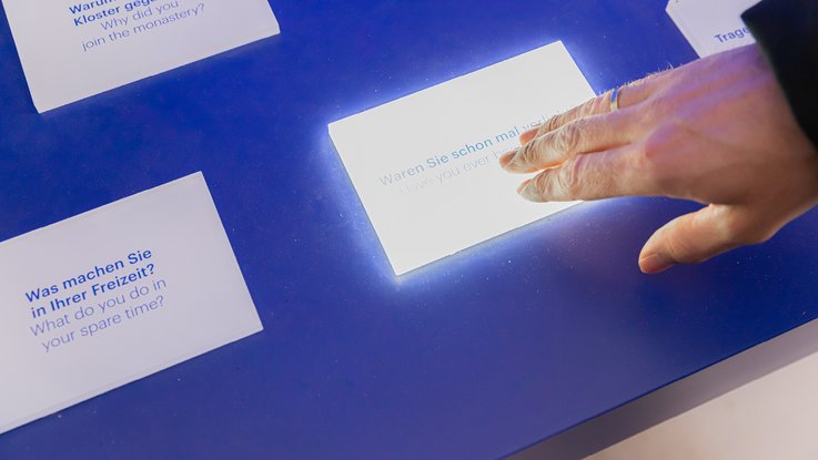 VISUELL Szenografie: Medienstationen für das Klostermuseum der Benediktinerabtei in Ottobeuren VISUELL Szenografie: Medienstation - an der Videostation können Fragen ausgewählt werden, die die Mönche in einem Video beantworten