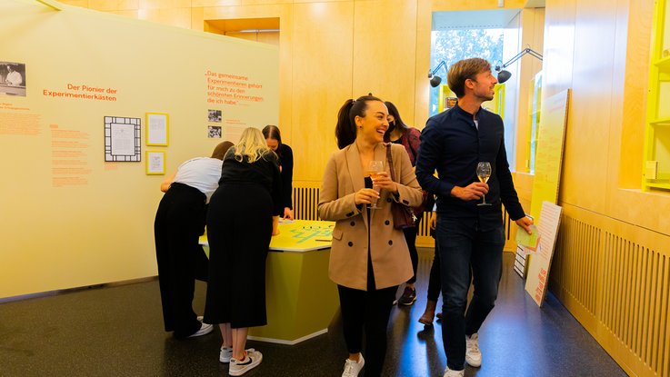 VISUELL Szenografie: 200 Jahre KOSMOS, Jubiläumsausstellung VISUELL Szenografie: Ausstellungsrundgang: Besucher bestaunen die Ausstellung