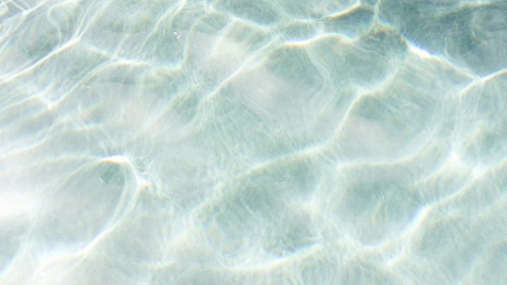 VISUELL Kommunikationsdesign: Corporate Design und Internetseite für die Praxis ORTHOFIT Stuttgart VISUELL Kommunikationsdesign: Corporate Design: Detailaufnahme einer Wasseroberfläche, zarte hellblaue Farbe und Reflexionen.