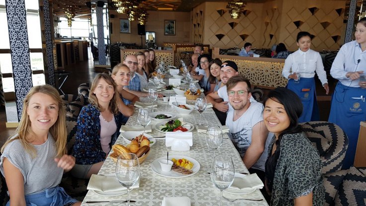 VISUELL Blogbeitrag: Weiterbildung in Astana zur EXPO: Das VISUELL-Team beim Mittagessen in einem Restaurant