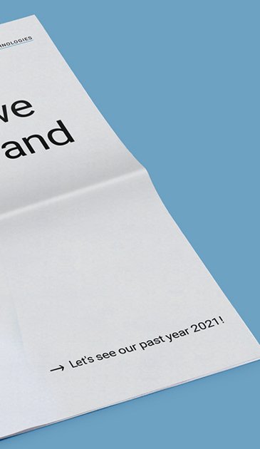 VISUELL Kommunikationsdesign: Editorial Design Mitarbeiterzeitung: Detailansicht auf blauem Hintergrund - Aufschrift: Let´s see our past year 2021!
