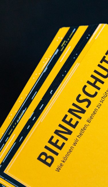 VISUELL Blogbeitrag: VISUELL-Kalender 2020: Detailansicht gelbe Seiten - Aufschrift: Bienenschutz