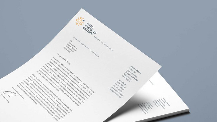 VISUELL Kommunikationsdesign: Corporate Design: Gesamtansicht des Briefbogens mit Wort-Bild-Marke in blau und gelb mit blauer Schrift auf cremefarbenem Naturpapier 