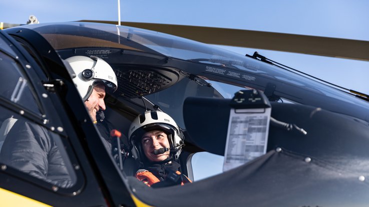 VISUELL Blogbeitrag: ADAC Luftrettung in Ulm mit dem Christoph 22: Claudia Reich sitzt in dem gelben Helikopter Christoph 22