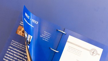 VISUELL Szenografie: Jubiläumsausstellung: Nahaufnahme der Blätterstation über 100 Jahre Konzert- und Dirigentengeschichte