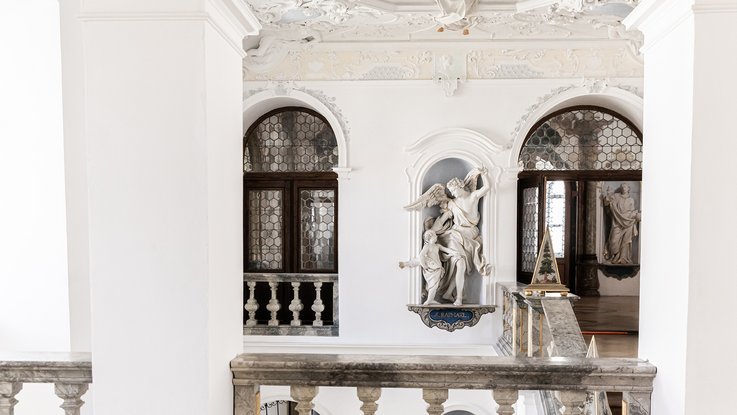 VISUELL Szenografie: Medienstationen für das Klostermuseum der Benediktinerabtei in Ottobeuren VISUELL Szenografie: Medienstation - Foto von Fenstern und einer Engelsstatue