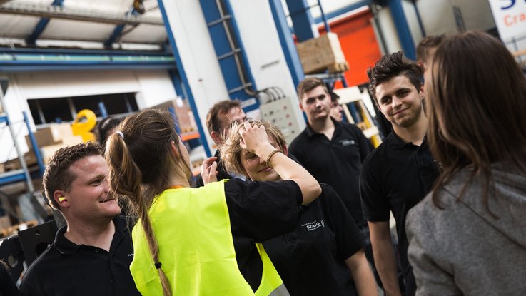VISUELL Blogbeitrag: Dreharbeiten für STAHL CraneSystems: Die MitarbeiterInnen von Stahl CraneSystems werden von Laureen von VISUELL perfekt in Szene gesetzt