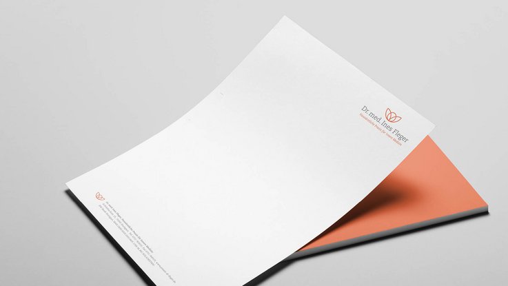 VISUELL Kommunikationsdesign: Corporate Design: Briefbogen für die Praxis Dr. Ines Fleger mit Logo und Fußzeile sowie orangefarbener vollflächiger Rückseite