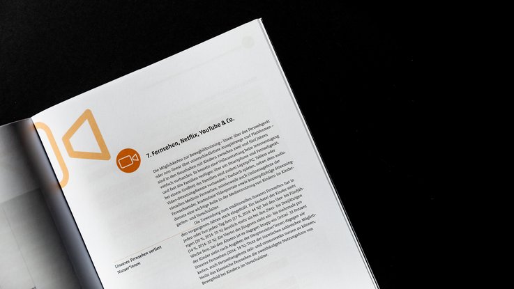 VISUELL Kommunikationsdesign: Editorial Design JIM-, KIM- und miniKIM- Studie: Innenseite mit Icon und Text - Überschrift: Fernsehen, Netflix, YouTube & Co.