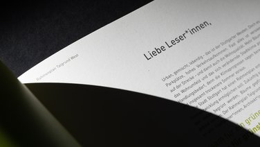 VISUELL Kommunikationsdesign: Editorial Design grünstadtgrau: Detailaufnahme Innenseite Editorial - Aufschrift: Liebe Leser*innen, ...
