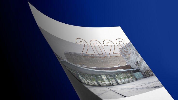 VISUELL Kommunikationsdesign: Überarbeitung des Corporate Designs, angepasst an die Architektur des Kultur- und Kongresszentrums Liederhalle VISUELL Kommunikationsdesign: Corporate Design Liederhalle: Detailaufnahme Poster auf dunkelblauem Hintergrund - Aufschrift: 2020