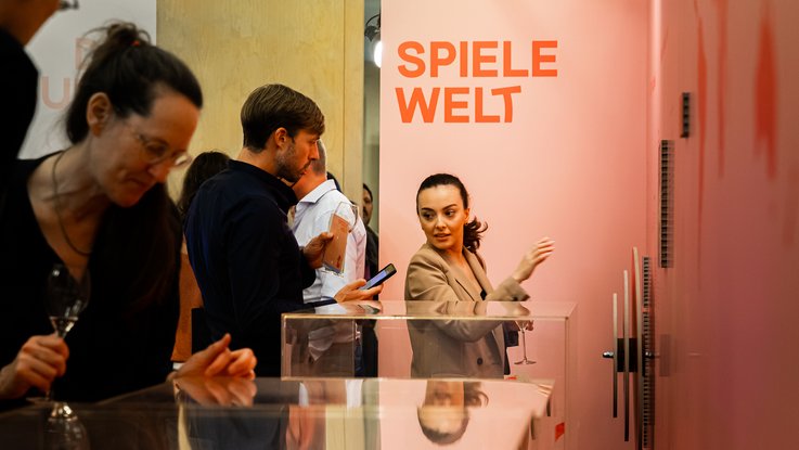 VISUELL Szenografie: 200 Jahre KOSMOS, Jubiläumsausstellung VISUELL Szenografie: Ausstellungsrundgang: Besucher bestaunen die Ausstellung
