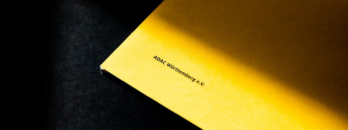 VISUELL Kommunikationsdesign: Geschäftsbericht ADAC Rückspiegel 2022 VISUELL Kommunikationsdesign: Detailansicht Rückseite des Geschäftsberichtes Rückspiegel 2022 – Aufschrift: ADAC Württemberg e.V.