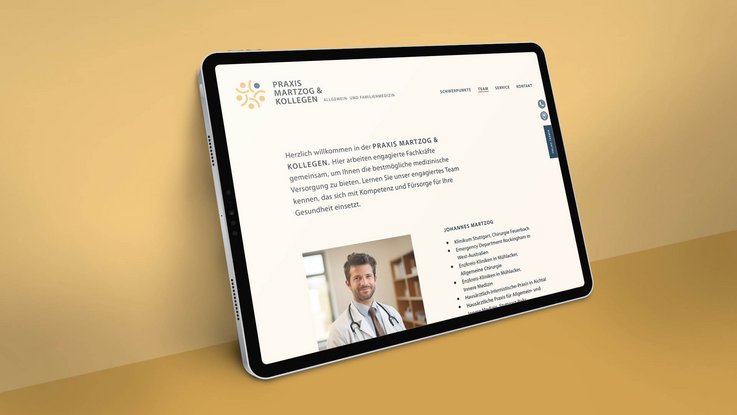 VISUELL Kommunikationsdesign: Corporate Design: Ansicht der Webseite auf einem iPad in der Kategorie Team