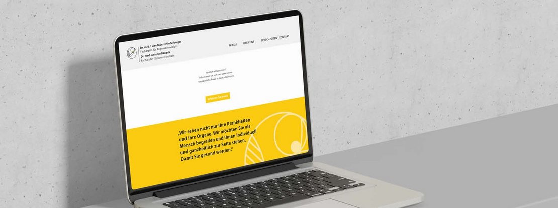VISUELL Kommunikationsdesign: Corporate Design: Die Startseite der Website, dargestellt auf einem Macbook