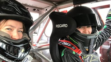 VISUELL Blogbeitrag: Wir fotografieren und schreiben die Titelstory des DeinsMeinsUnsers, das Thema: Denise Ritzmann die Driftkönigin am Nürburgring VISUELL Blogbeitrag: Titelstory des DeinsMeinsUnsers: Laureen Seider von VISUELL fährt mit Denise Ritzmann eine Runde in ihrem Auto