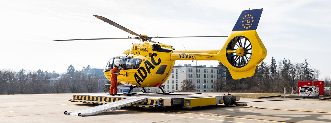 VISUELL Blogbeitrag: ADAC Luftrettung in Ulm mit dem Christoph 22: Claudia Reich steht am gelben Helikopter Christoph 22