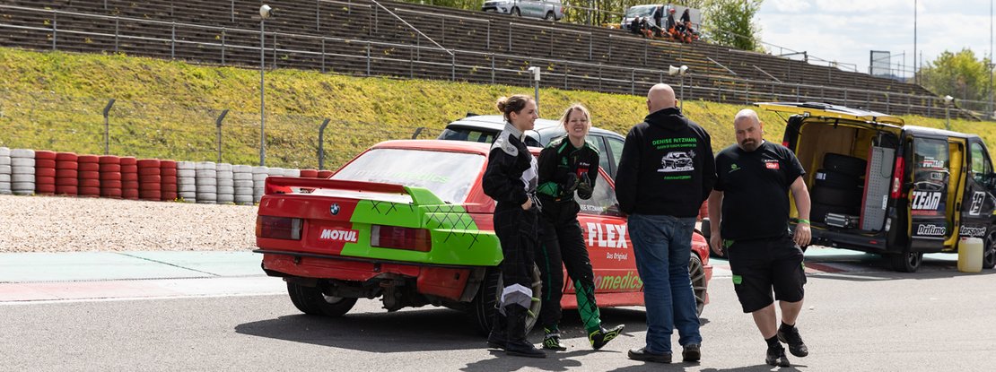 VISUELL Blogbeitrag: Wir fotografieren und schreiben die Titelstory des DeinsMeinsUnsers, das Thema: Denise Ritzmann die Driftkönigin am Nürburgring VISUELL Blogbeitrag: Titelstory des DeinsMeinsUnsers: Denise Ritzmann und ihr Team stehen vor ihrem Auto