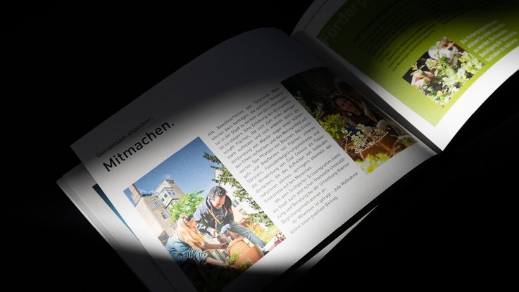 VISUELL Kommunikationsdesign: Editorial Design grünstadtgrau: Innenseite mit Text und Bildern - Aufschrift: Gemeinsam anpacken. Mitmachen.