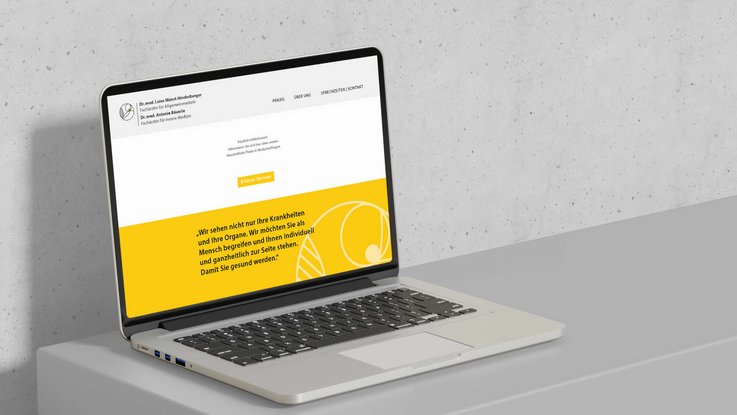 VISUELL Kommunikationsdesign: Corporate Design: Die Startseite der Website, dargestellt auf einem Macbook