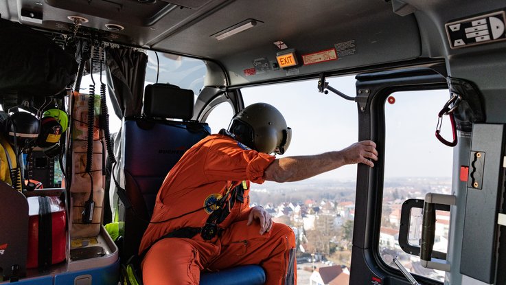 VISUELL Blogbeitrag: ADAC Luftrettung in Ulm mit dem Christoph 22: Luftaufnahme mit Person aus dem Helikopter