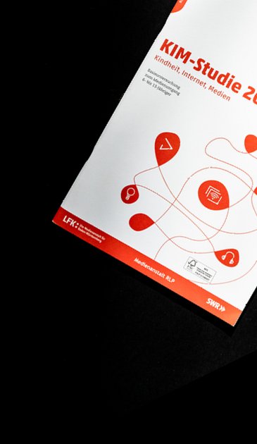 VISUELL Kommunikationsdesign: Editorial Design JIM-, KIM- und miniKIM- Studie: Vorderseite der KIM-Studie mit roten Icons - Aufschrift: KIM-Studie