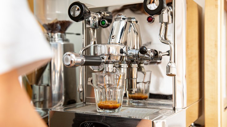 VISUELL Blogbeitrag: Kaffeegenuss: Kaffee wird an einer Siebträgermaschine produziert