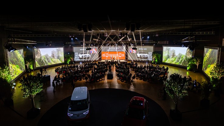 VISUELL Szenografie: BEST CARS 2023: Übersicht über die sieben Leinwänden mit einem Publikum davor