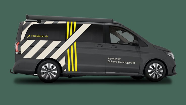 VISUELL Kommunikationsdesign: Corporate Design für STRIPEMIND VISUELL Kommunikationsdesign: Corporate Design STRIPEMIND: Fahrzeuggestaltung mit STRIPEMIND-Beschriftung und markanten Streifenelementen in Gelb und Beige; modernes Erscheinungsbild für den mobilen Einsatz.