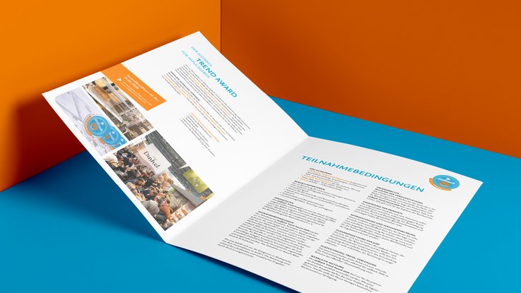 VISUELL Kommunikationsdesign: Redesign der südback – Fachmesse für Bäckerei und Konditorei an der Messe Stuttgart VISUELL Kommunikationsdesign: Redesign der südback: Informationsbroschüre aufgeklappt über den Trend Award mit Teilnahmebedingungen