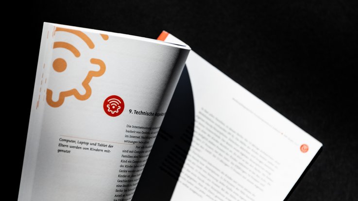 VISUELL Kommunikationsdesign: Editorial Design JIM-, KIM- und miniKIM- Studie: Innenseite mit Icon - Aufschrift: Technische Aspekte 
