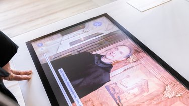 VISUELL Szenografie: Medienstationen für das Klostermuseum der Benediktinerabtei in Ottobeuren VISUELL Szenografie: Videostation: Ein Monitor, auf dem ein Mönch zu sehen ist, der etwas erzählt