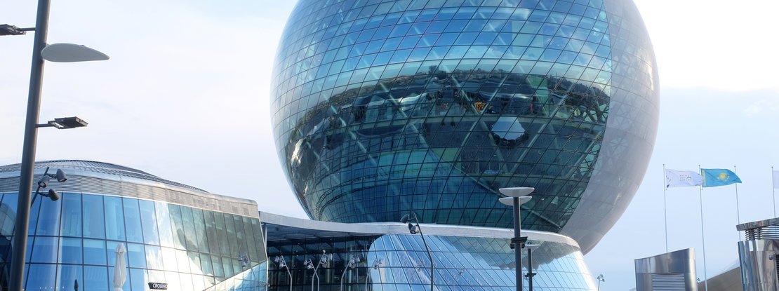 VISUELL Blogbeitrag: Weiterbildung in Astana zur EXPO: Eine 100 Meter hohe Kugel aus Glas auf dem EXPO-Gelände