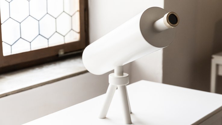 VISUELL Szenografie: Medienstationen für das Klostermuseum der Benediktinerabtei in Ottobeuren VISUELL Szenografie: Medienstation – ein weißes Teleskop auf einem Tisch