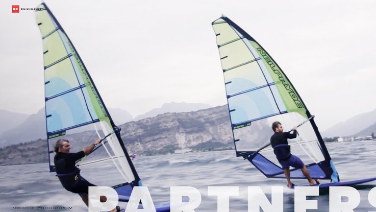 VISUELL Kommunikationsdesign: Scrollytelling-Webseite für den Delius Klasing Verlag VISUELL Kommunikationsdesign: Impressionen der Scrollytelling-Website -Zwei Windsurfer auf dem Meer