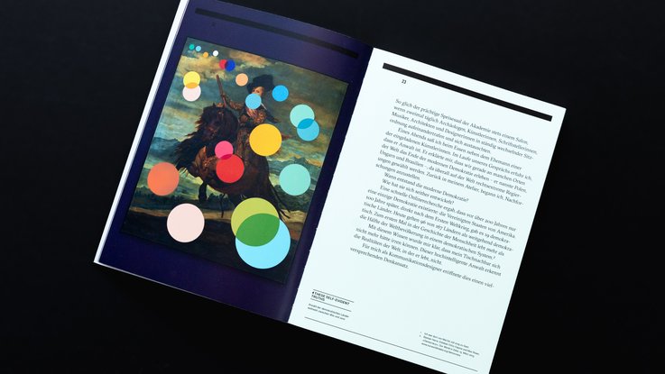 VISUELL Blogbeitrag: Stefan Sagmeister „Heute ist besser": Innenseiten des Buchs „Heute ist besser", auf der linken Seite Ölgemälde eines Reiters mit überlagerter Infografik aus bunten Kreisen, auf der rechten Seite Fließtext
