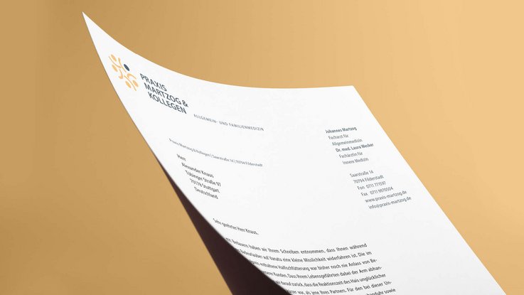 VISUELL Kommunikationsdesign: Corporate Design: Detailansicht des Briefbogens mit Wort-Bild-Marke in blau und gelb auf cremefarbenem Naturpapier 