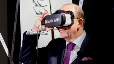 VISUELL Szenografie: Messestand für die MFG auf der Frankfurter Buchmesse VISUELL Szenografie: Messestand Ideentanke MFG: Ein Besucher schaut durch eine VR-Brille