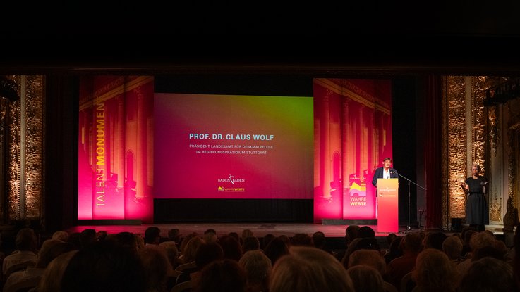 VISUELL Szenografie: Gestaltung und Realisierung des Leitsystems und der Printprodukte für die Nacht des offenen Denkmals in Baden-Baden. VISUELL Szenografie: Nacht des offenen Denkmals: Bühnenbild der Auftaktveranstaltung