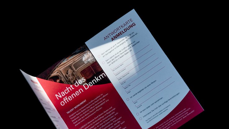VISUELL Szenografie: Gestaltung und Realisierung des Leitsystems und der Printprodukte für die Nacht des offenen Denkmals in Baden-Baden. VISUELL Szenografie: Nacht des offenen Denkmals: Innenseite der Einladungen - Aufschrift: Antwortkarte Anmeldung