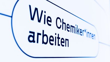 VISUELL Szenografie: Wissenschaftsausstellung „Was kann Katalyse?“ für den Sonderforschungsbereich SFB 1333 der Universität Stuttgart VISUELL Szenografie: Wissenschaftsausstellung: Nahaufnahme einer Beschriftung „Wie Chemiker*innen arbeiten“ in dunkelblauer Schrift auf weißem Hintergrund in der Wissenschaftsausstellung „Was kann Katalyse?“.